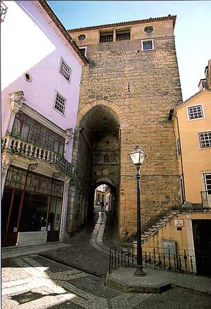 Arco y Torre de Almedina